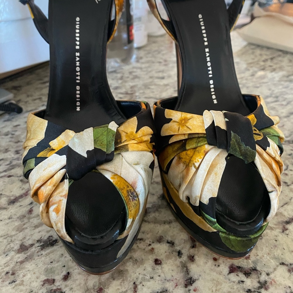 Giuseppe Zanotti floral pump